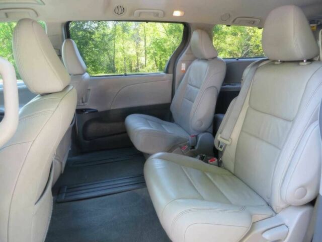 Серый Тойота Сиенна, объемом двигателя 3.5 л и пробегом 62 тыс. км за 15000 $, фото 11 на Automoto.ua