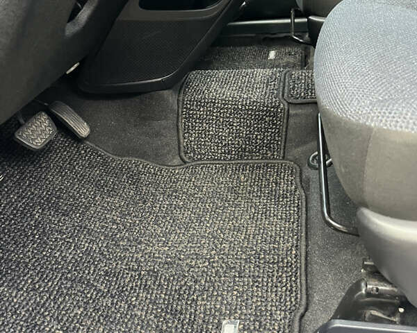 Серый Тойота Сиенна, объемом двигателя 1.5 л и пробегом 57 тыс. км за 13500 $, фото 76 на Automoto.ua