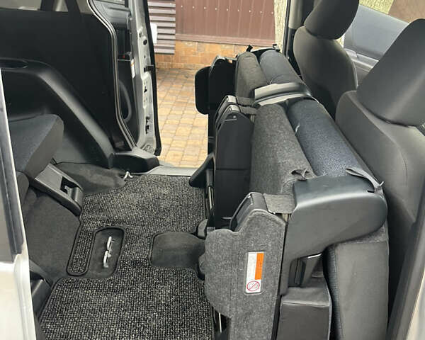 Серый Тойота Сиенна, объемом двигателя 1.5 л и пробегом 57 тыс. км за 13500 $, фото 112 на Automoto.ua