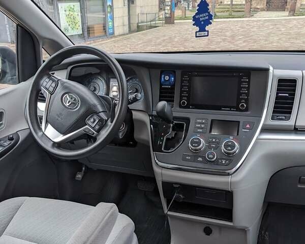 Серый Тойота Сиенна, объемом двигателя 3.46 л и пробегом 139 тыс. км за 20000 $, фото 6 на Automoto.ua