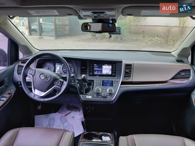 Сірий Тойота Сієнна, об'ємом двигуна 3.46 л та пробігом 94 тис. км за 34990 $, фото 3 на Automoto.ua
