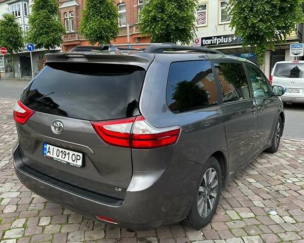 Серый Тойота Сиенна, объемом двигателя 3.46 л и пробегом 139 тыс. км за 20000 $, фото 1 на Automoto.ua