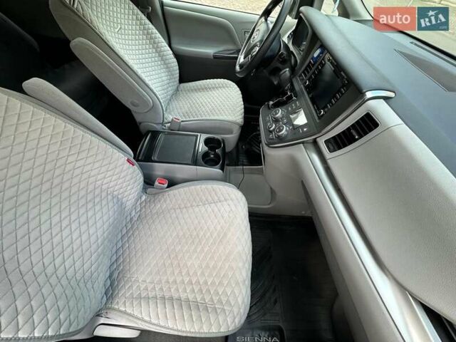 Серый Тойота Сиенна, объемом двигателя 3.46 л и пробегом 139 тыс. км за 20000 $, фото 3 на Automoto.ua