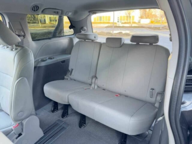 Сірий Тойота Сієнна, об'ємом двигуна 3.5 л та пробігом 45 тис. км за 24000 $, фото 12 на Automoto.ua