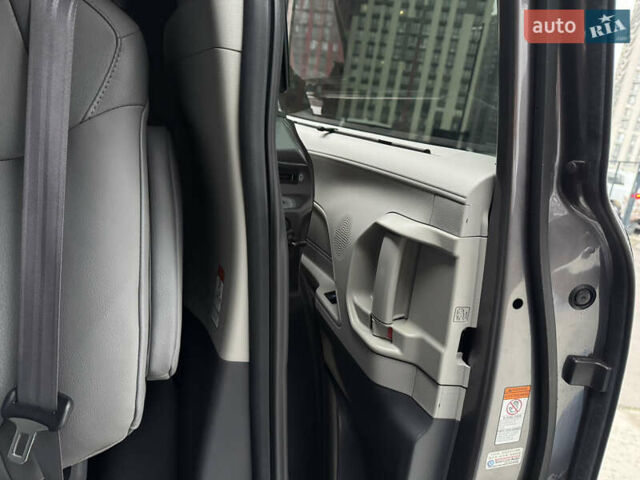 Серый Тойота Сиенна, объемом двигателя 2.5 л и пробегом 9 тыс. км за 47000 $, фото 47 на Automoto.ua