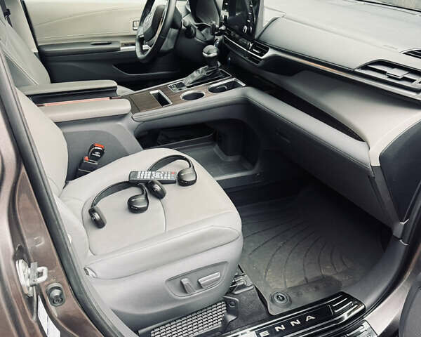 Серый Тойота Сиенна, объемом двигателя 2.49 л и пробегом 43 тыс. км за 39500 $, фото 11 на Automoto.ua