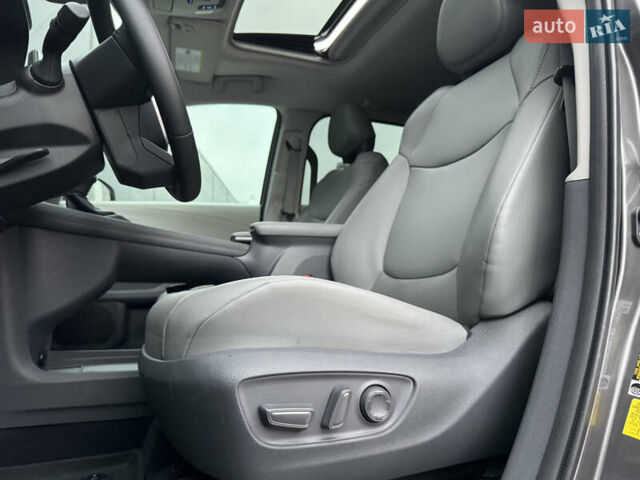 Серый Тойота Сиенна, объемом двигателя 2.5 л и пробегом 9 тыс. км за 47000 $, фото 3 на Automoto.ua