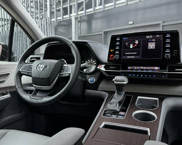 Серый Тойота Сиенна, объемом двигателя 2.5 л и пробегом 9 тыс. км за 47000 $, фото 2 на Automoto.ua