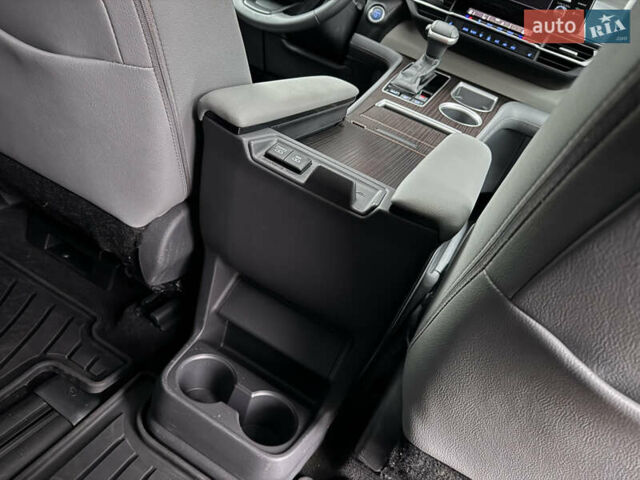 Серый Тойота Сиенна, объемом двигателя 2.5 л и пробегом 9 тыс. км за 47000 $, фото 59 на Automoto.ua