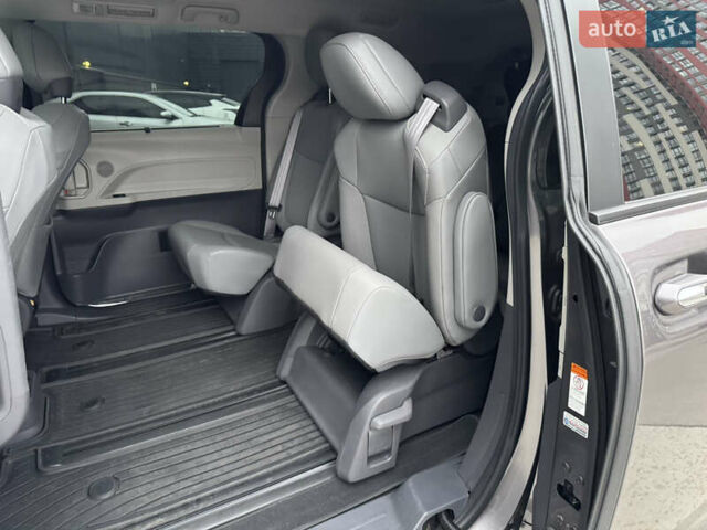 Серый Тойота Сиенна, объемом двигателя 2.5 л и пробегом 9 тыс. км за 47000 $, фото 46 на Automoto.ua