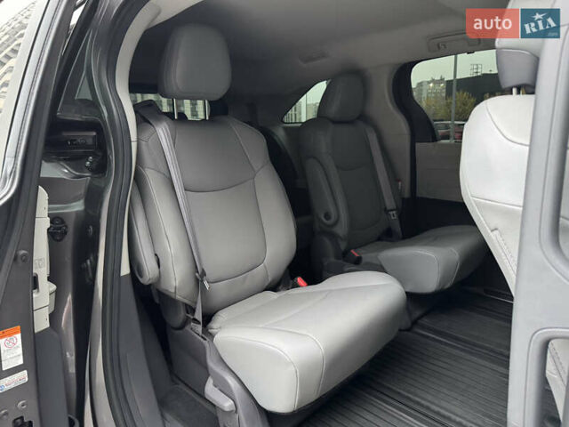 Серый Тойота Сиенна, объемом двигателя 2.5 л и пробегом 9 тыс. км за 47000 $, фото 53 на Automoto.ua