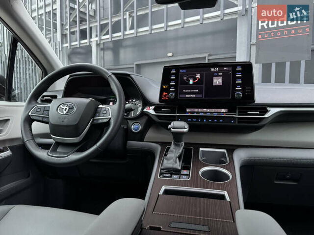 Серый Тойота Сиенна, объемом двигателя 2.5 л и пробегом 9 тыс. км за 47000 $, фото 57 на Automoto.ua