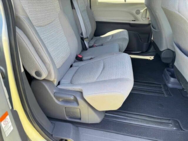 Серый Тойота Сиенна, объемом двигателя 2.5 л и пробегом 11 тыс. км за 7000 $, фото 9 на Automoto.ua