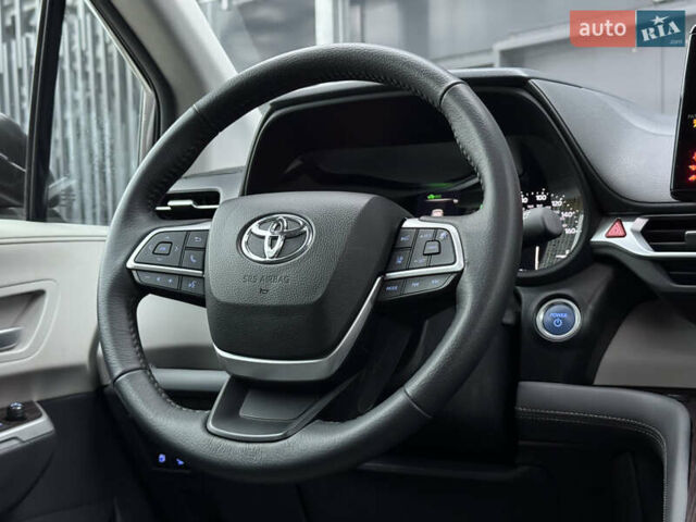 Серый Тойота Сиенна, объемом двигателя 2.5 л и пробегом 9 тыс. км за 47000 $, фото 58 на Automoto.ua