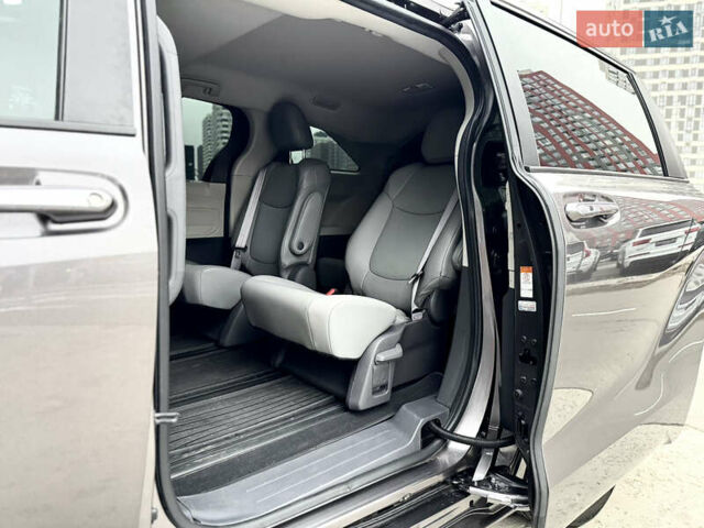 Серый Тойота Сиенна, объемом двигателя 2.5 л и пробегом 9 тыс. км за 47000 $, фото 43 на Automoto.ua