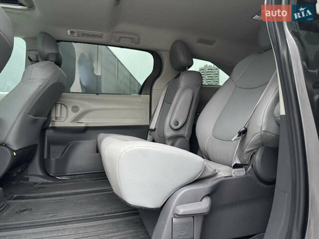 Серый Тойота Сиенна, объемом двигателя 2.5 л и пробегом 9 тыс. км за 47000 $, фото 45 на Automoto.ua