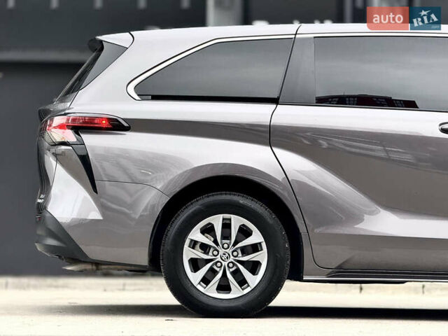 Серый Тойота Сиенна, объемом двигателя 2.5 л и пробегом 9 тыс. км за 47000 $, фото 8 на Automoto.ua