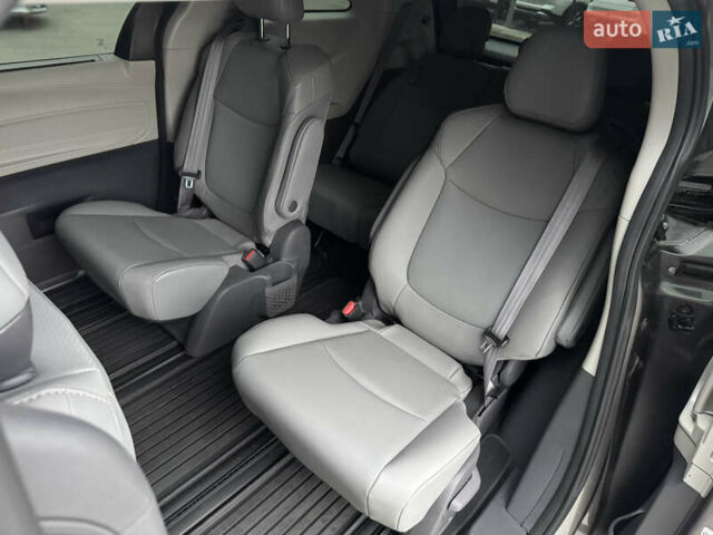 Серый Тойота Сиенна, объемом двигателя 2.5 л и пробегом 9 тыс. км за 47000 $, фото 44 на Automoto.ua