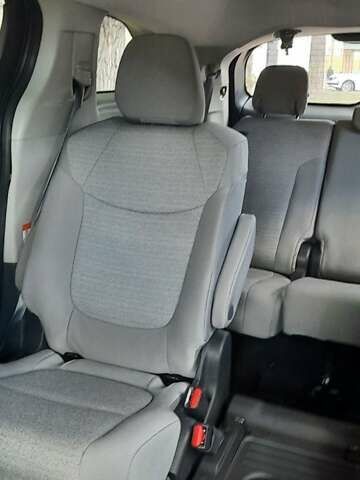 Сірий Тойота Сієнна, об'ємом двигуна 2.5 л та пробігом 150 тис. км за 29000 $, фото 3 на Automoto.ua