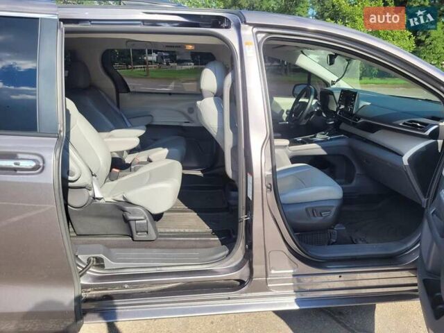 Серый Тойота Сиенна, объемом двигателя 2.49 л и пробегом 73 тыс. км за 45000 $, фото 30 на Automoto.ua