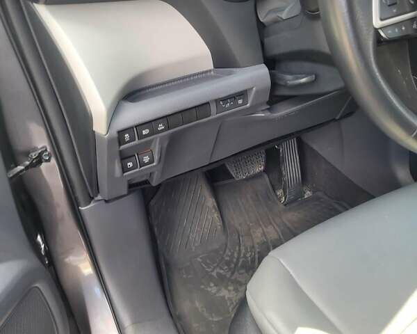 Серый Тойота Сиенна, объемом двигателя 2.49 л и пробегом 73 тыс. км за 45000 $, фото 40 на Automoto.ua