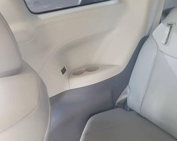 Серый Тойота Сиенна, объемом двигателя 2.49 л и пробегом 73 тыс. км за 45000 $, фото 46 на Automoto.ua