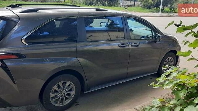 Сірий Тойота Сієнна, об'ємом двигуна 2.5 л та пробігом 150 тис. км за 29000 $, фото 2 на Automoto.ua