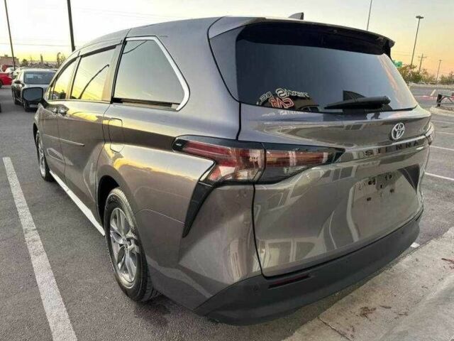 Серый Тойота Сиенна, объемом двигателя 2.5 л и пробегом 12 тыс. км за 17300 $, фото 2 на Automoto.ua