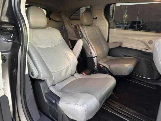 Серый Тойота Сиенна, объемом двигателя 2.5 л и пробегом 12 тыс. км за 17300 $, фото 15 на Automoto.ua