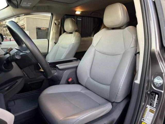 Серый Тойота Сиенна, объемом двигателя 2.5 л и пробегом 12 тыс. км за 17300 $, фото 6 на Automoto.ua