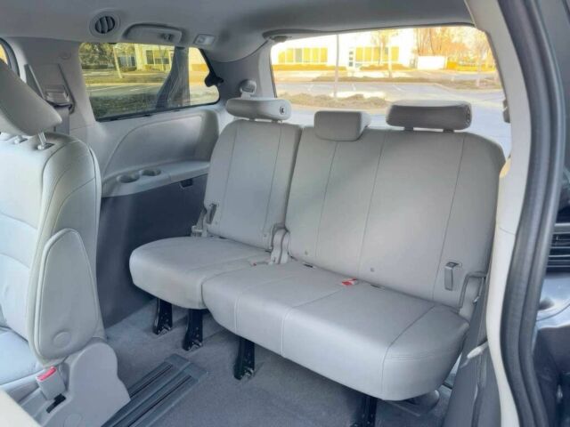 Сірий Тойота Сієнна, об'ємом двигуна 3.5 л та пробігом 48 тис. км за 14000 $, фото 16 на Automoto.ua