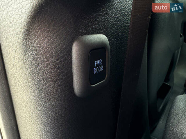 Синий Тойота Сиенна, объемом двигателя 2.49 л и пробегом 16 тыс. км за 59500 $, фото 42 на Automoto.ua