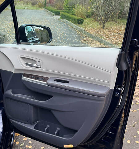 Синий Тойота Сиенна, объемом двигателя 2.49 л и пробегом 20 тыс. км за 62500 $, фото 18 на Automoto.ua