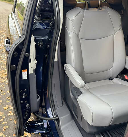 Синий Тойота Сиенна, объемом двигателя 2.49 л и пробегом 20 тыс. км за 62500 $, фото 11 на Automoto.ua