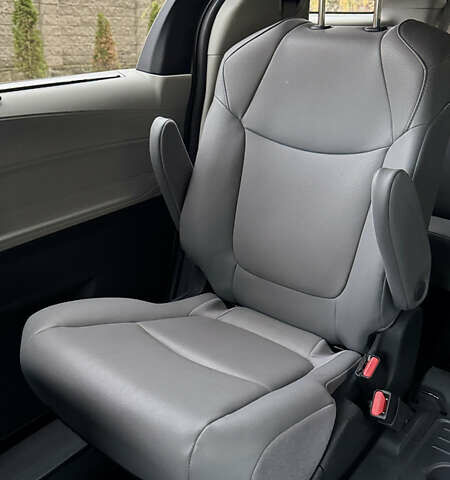 Синий Тойота Сиенна, объемом двигателя 2.49 л и пробегом 20 тыс. км за 62500 $, фото 7 на Automoto.ua