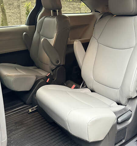 Синий Тойота Сиенна, объемом двигателя 2.49 л и пробегом 20 тыс. км за 62500 $, фото 9 на Automoto.ua