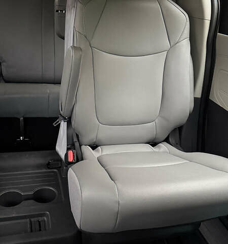 Синий Тойота Сиенна, объемом двигателя 2.49 л и пробегом 20 тыс. км за 62500 $, фото 8 на Automoto.ua