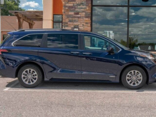 Синий Тойота Сиенна, объемом двигателя 2.5 л и пробегом 21 тыс. км за 26000 $, фото 2 на Automoto.ua