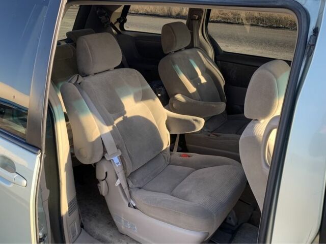 Зеленый Тойота Сиенна, объемом двигателя 3.5 л и пробегом 350 тыс. км за 6600 $, фото 3 на Automoto.ua