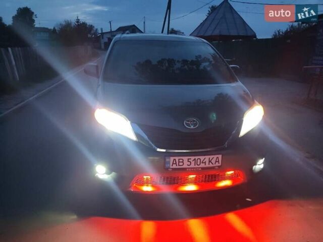 Зелений Тойота Сієнна, об'ємом двигуна 3.5 л та пробігом 295 тис. км за 16500 $, фото 3 на Automoto.ua