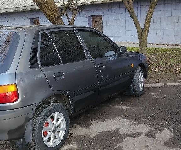 Серый Тойота Старлет, объемом двигателя 1 л и пробегом 201 тыс. км за 1600 $, фото 3 на Automoto.ua