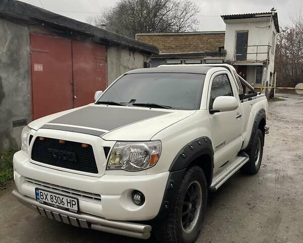 Белый Тойота Такома, объемом двигателя 2.7 л и пробегом 270 тыс. км за 9500 $, фото 1 на Automoto.ua