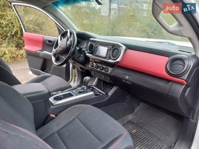 Белый Тойота Такома, объемом двигателя 2.7 л и пробегом 65 тыс. км за 25900 $, фото 7 на Automoto.ua