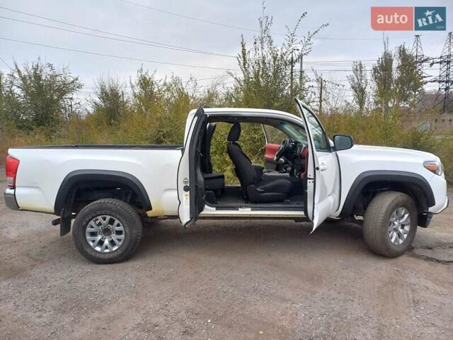 Белый Тойота Такома, объемом двигателя 2.7 л и пробегом 65 тыс. км за 25900 $, фото 4 на Automoto.ua