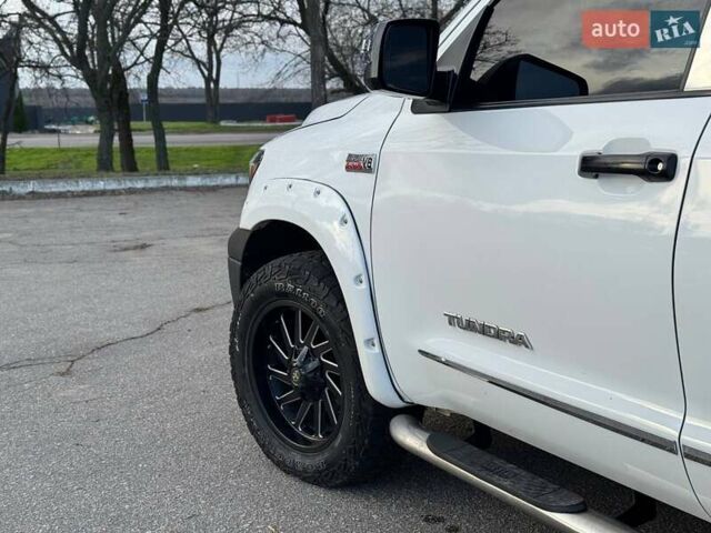 Белый Тойота Тундра, объемом двигателя 5.66 л и пробегом 150 тыс. км за 25000 $, фото 2 на Automoto.ua