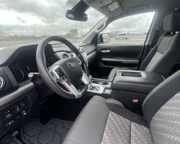 Белый Тойота Тундра, объемом двигателя 5.7 л и пробегом 140 тыс. км за 34900 $, фото 5 на Automoto.ua