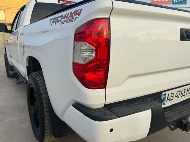 Белый Тойота Тундра, объемом двигателя 5.66 л и пробегом 142 тыс. км за 43700 $, фото 3 на Automoto.ua