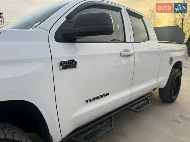 Белый Тойота Тундра, объемом двигателя 5.66 л и пробегом 142 тыс. км за 43700 $, фото 1 на Automoto.ua