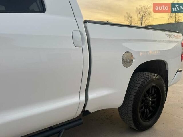 Белый Тойота Тундра, объемом двигателя 5.66 л и пробегом 142 тыс. км за 43700 $, фото 2 на Automoto.ua