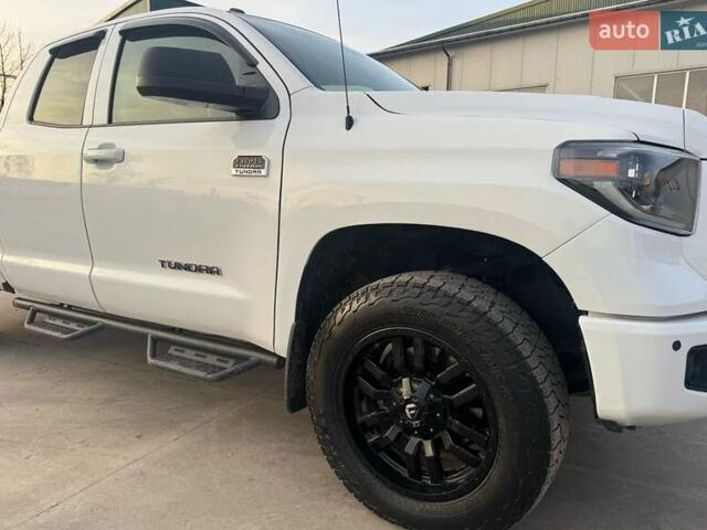 Белый Тойота Тундра, объемом двигателя 5.66 л и пробегом 142 тыс. км за 43700 $, фото 5 на Automoto.ua